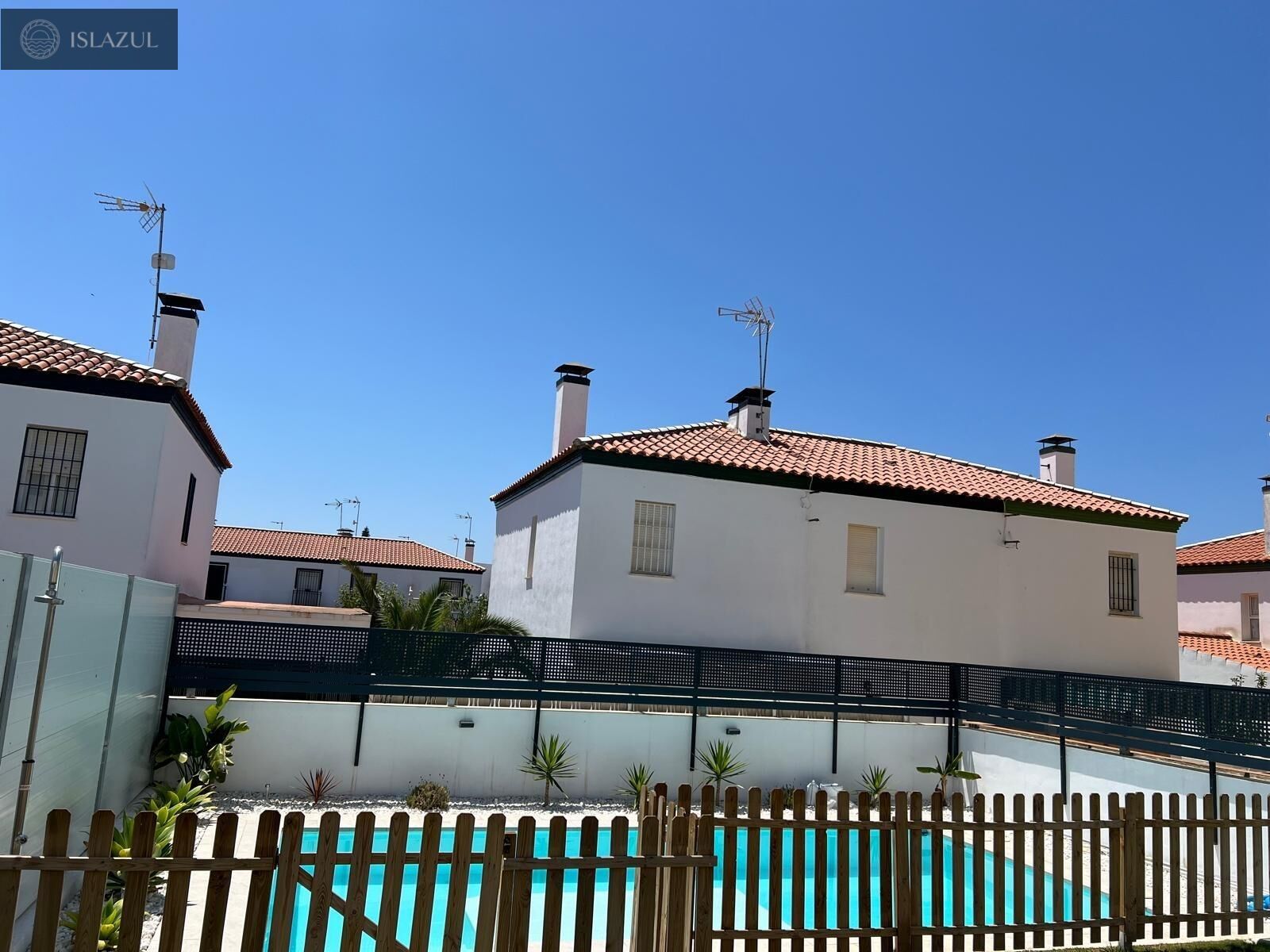 Piscina de Casa adosada en venda en Islantilla amb Aire condicionat, Calefacció i Jardí privat