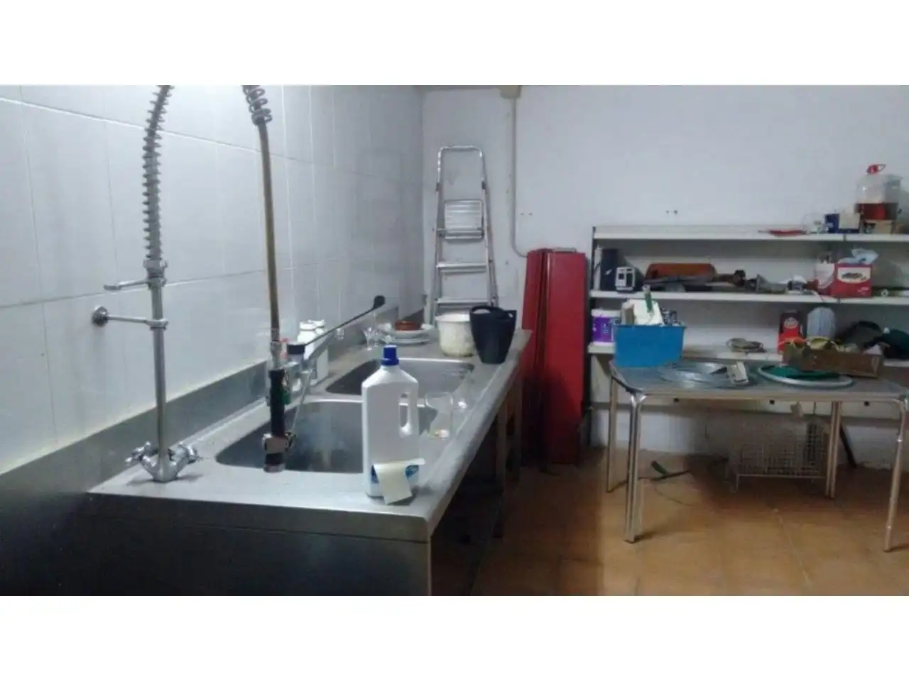 Cocina de Local en venta en El Grado con Aire acondicionado