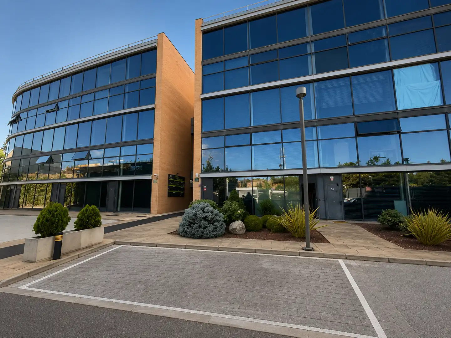 Vista exterior de Dúplex en venta en Alcobendas con Aire acondicionado y Domótica