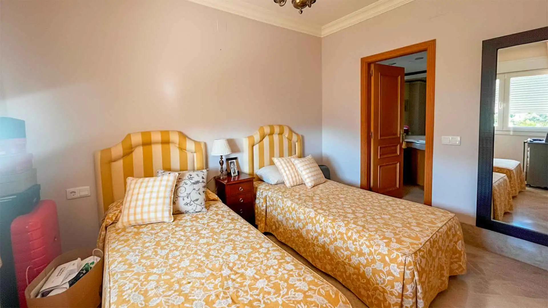 Dormitori de Casa adosada en venda en Marbella amb Aire condicionat, Jardí privat i Terrassa