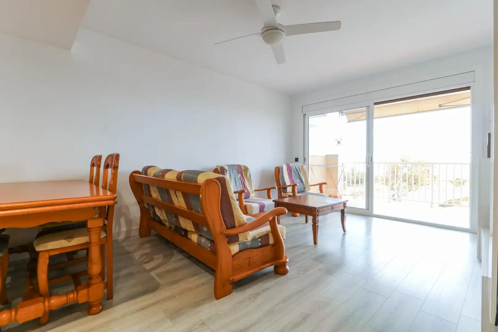 Living room of Flat for sale in Vilanova i la Geltrú  with Air Conditioner, Parquet flooring and Balcony