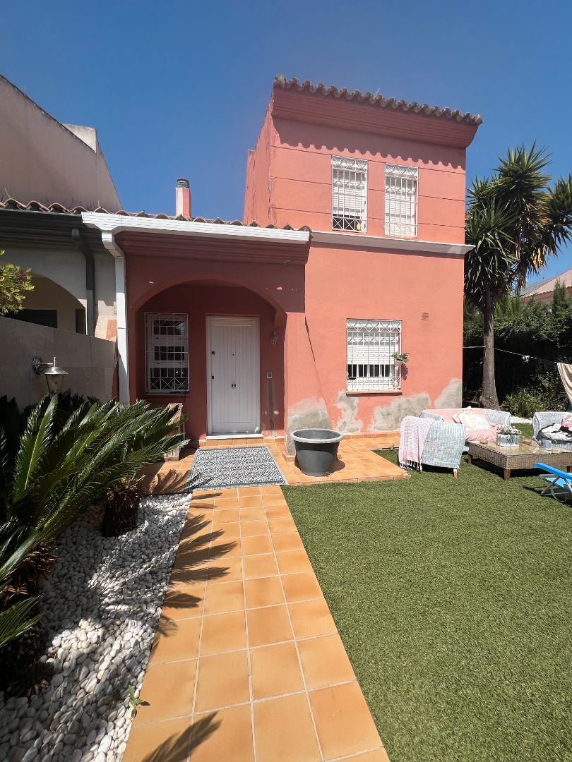 Vista exterior de Casa adosada en venda en Mairena del Aljarafe amb Aire condicionat, Jardí privat i Traster