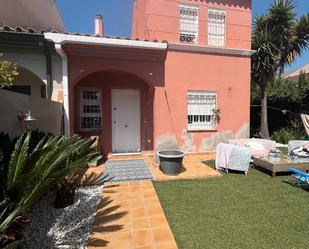 Vista exterior de Casa adosada en venda en Mairena del Aljarafe amb Aire condicionat, Jardí privat i Traster