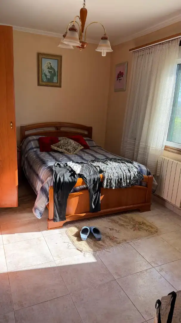 Dormitori de Casa o xalet en venda en Carballo amb Calefacció, Jardí privat i Moblat