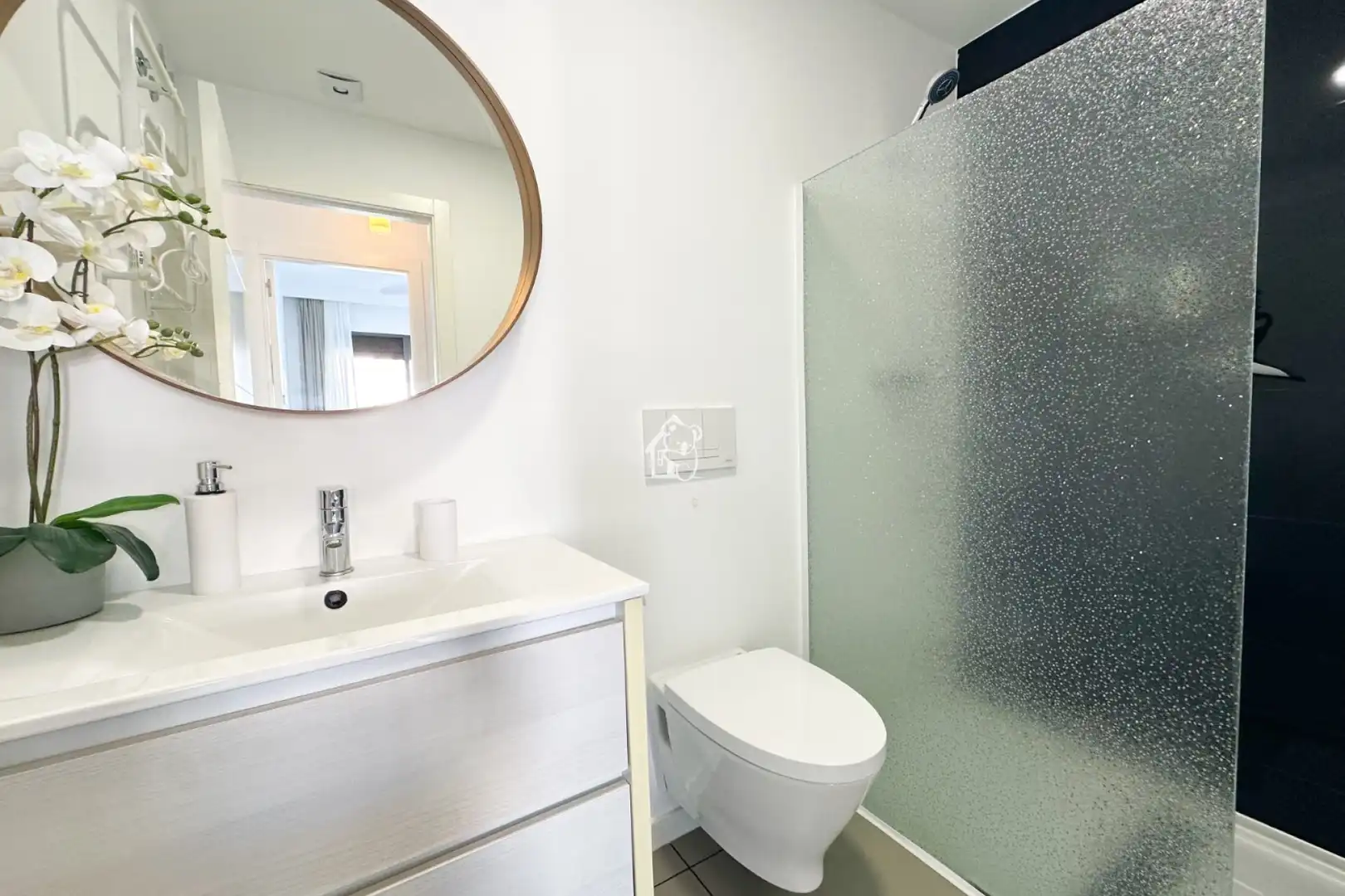 Bany de Apartament de lloguer en Pilar de la Horadada amb Aire condicionat, Terrassa i Piscina