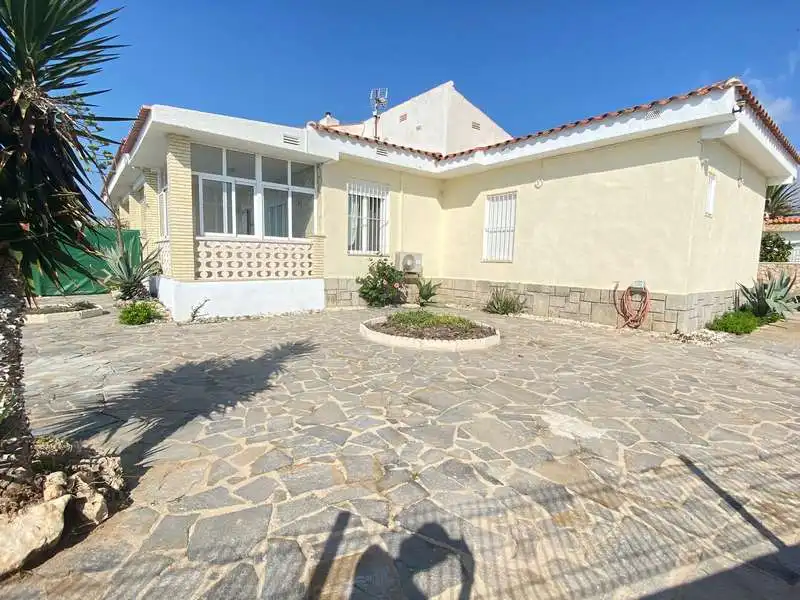 Vista exterior de Casa o xalet en venda en Vinaròs amb Aire condicionat i Jardí privat