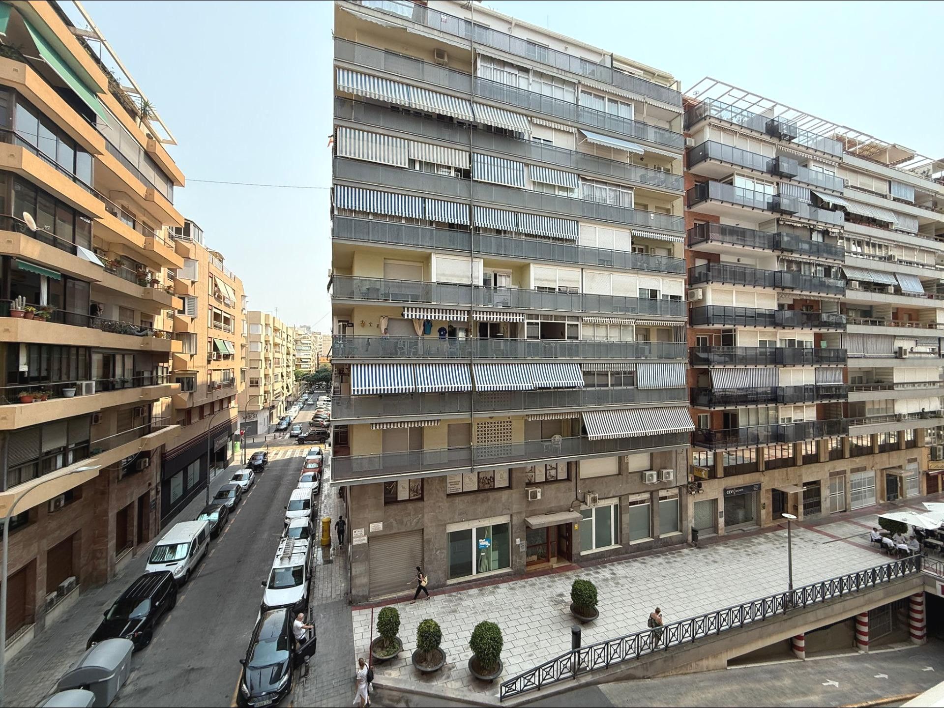 Vista exterior de Piso en venta en Alicante / Alacant con Aire acondicionado, Parquet y Terraza