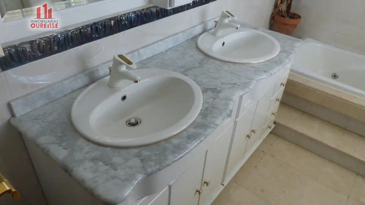 Bathroom of Houses for sale in Ourense Capital   with Heating, Terrace and Storage room