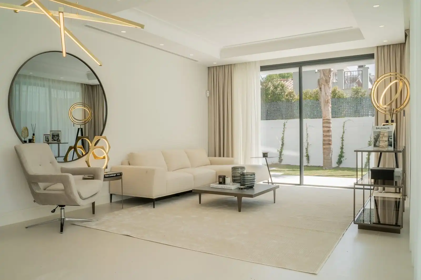 Sala de estar de Casa o chalet en venta en Marbella con Aire acondicionado, Calefacción y Jardín privado
