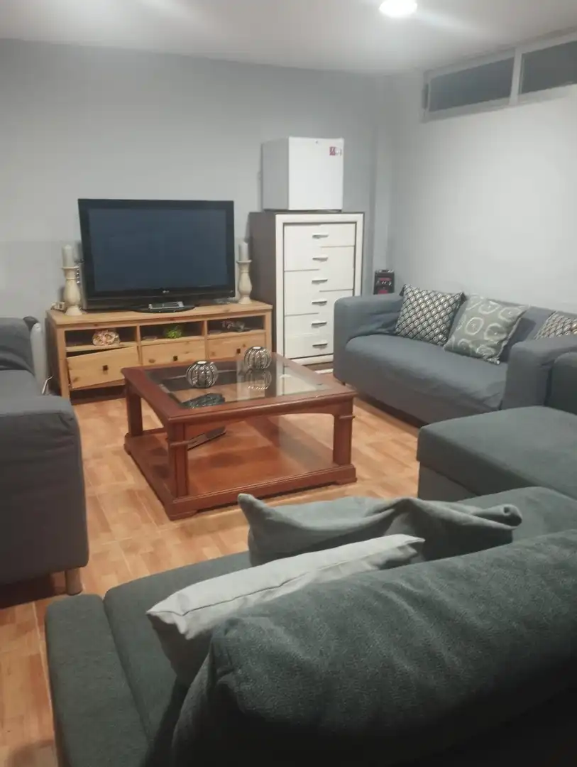 Sala d'estar de Casa adosada en venda en Casco Urbano