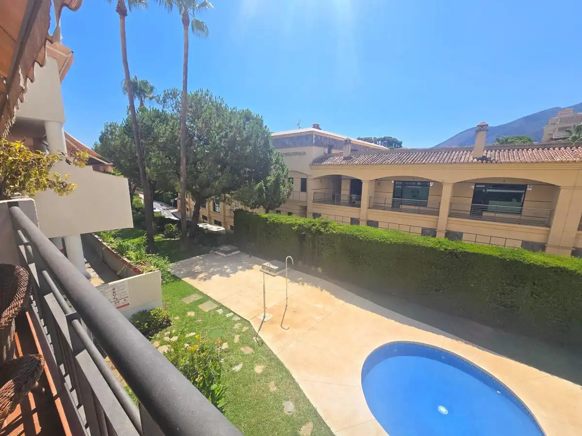 Vista exterior de Apartament en venda en Benalmádena amb Aire condicionat, Calefacció i Jardí privat