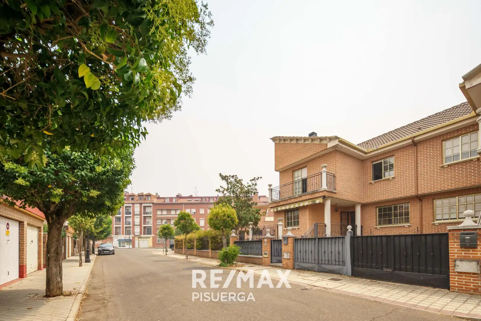 Chalet con jardín en venta en Calle Castilla y León 1, imagen 2