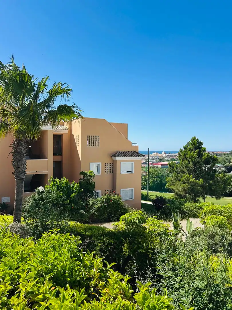 Außenansicht von Wohnung zum Verkauf in Estepona mit Terrasse, Abstellraum und Ofen
