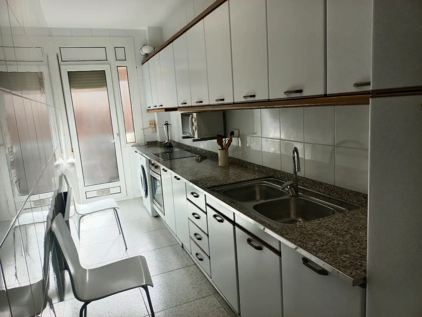 Cuina de Pis de lloguer en Lleida amb Aire condicionat, Calefacció i Moblat