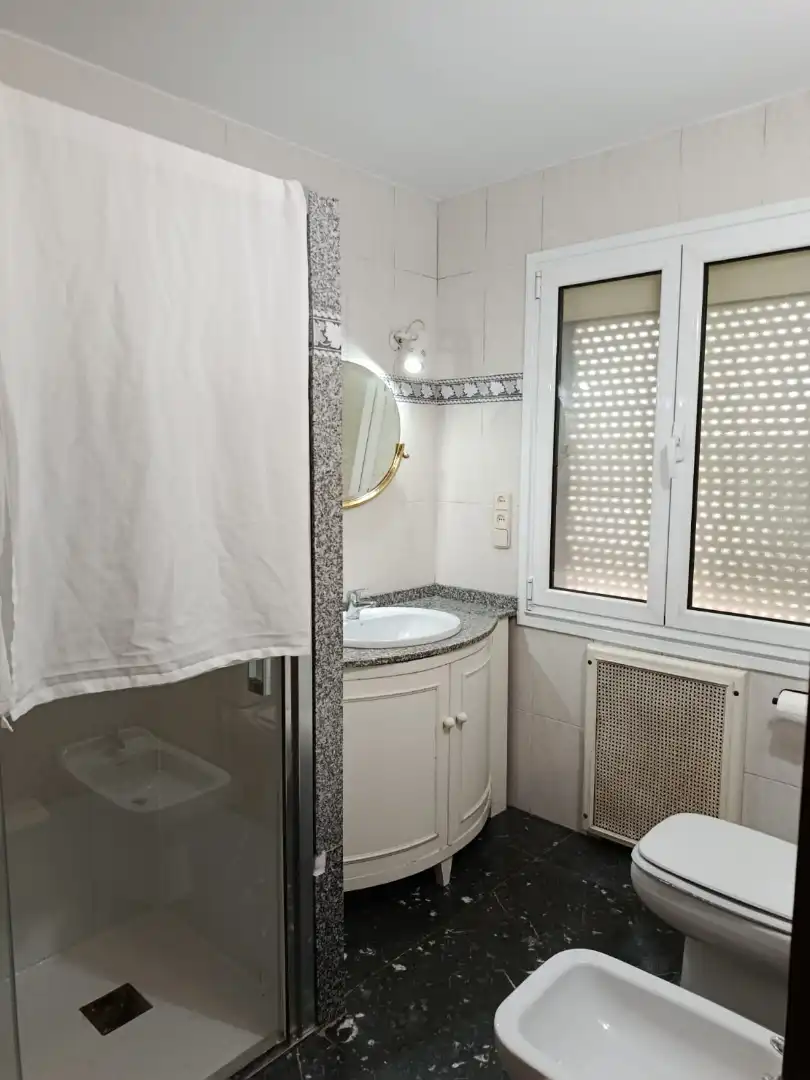 Baño de Piso de alquiler en Siero con Calefacción, Parquet y Horno