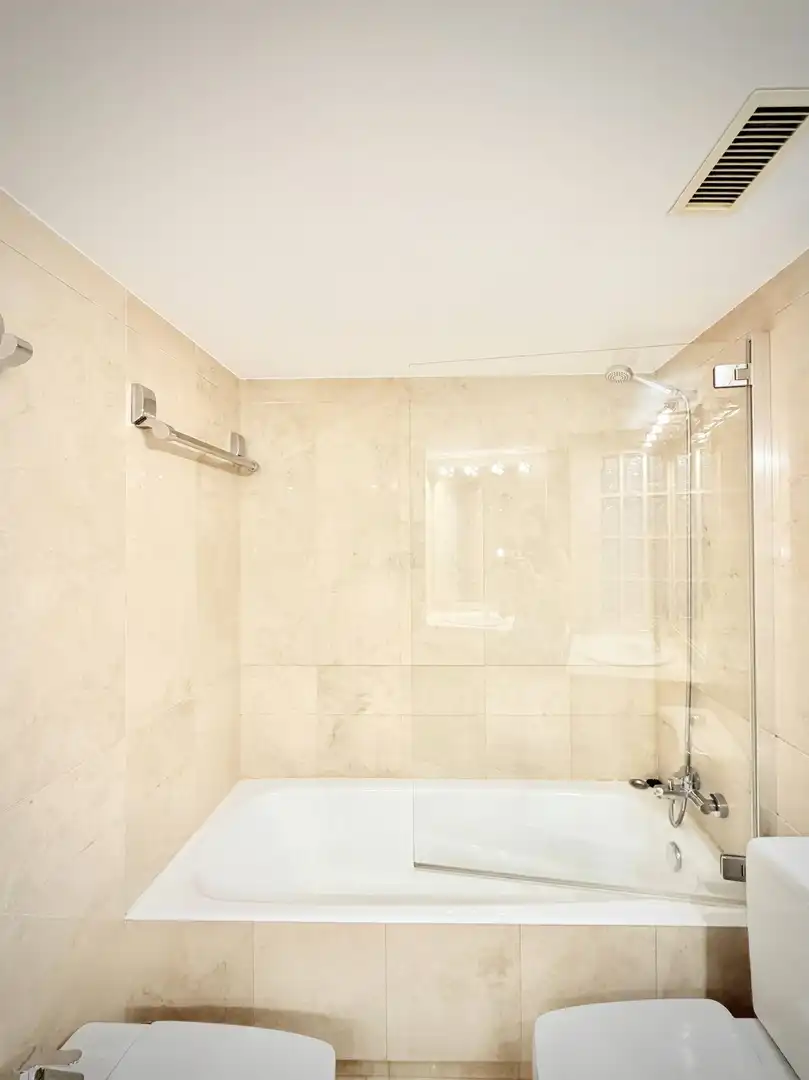 Baño de Ático de alquiler en Madrid con Aire acondicionado, Calefacción y Terraza
