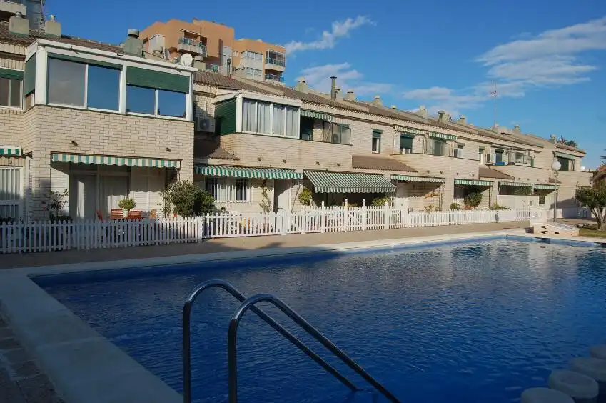 Vista exterior de Casa o xalet de lloguer en Alicante / Alacant amb Aire condicionat, Terrassa i Piscina