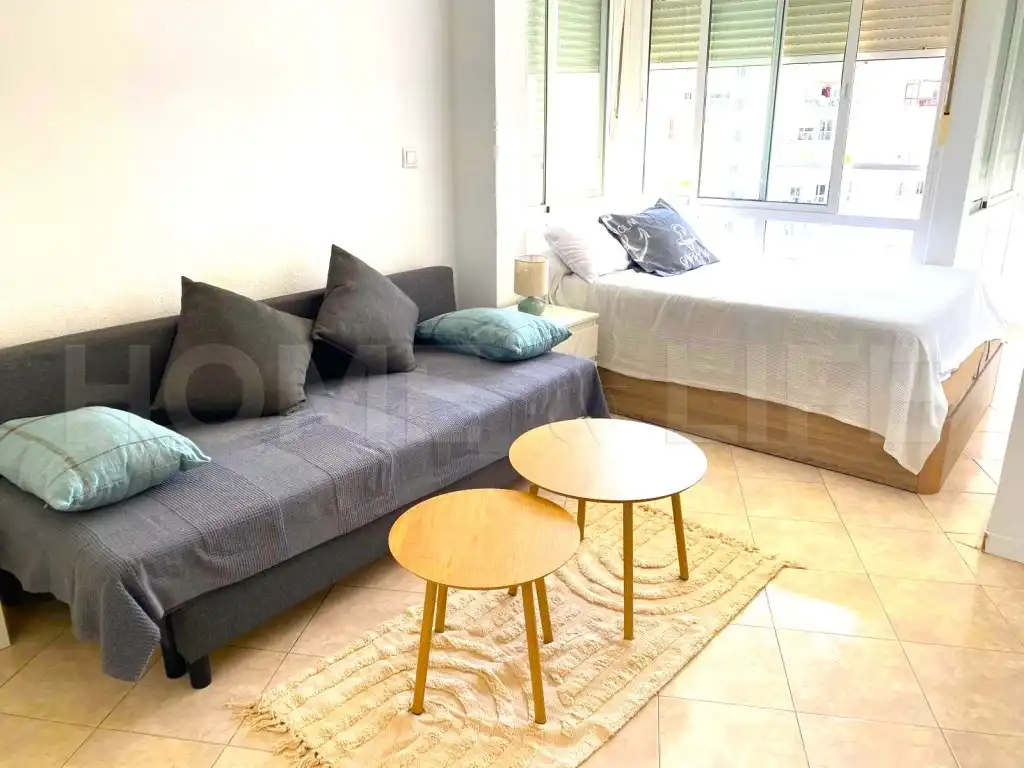 Sala de estar de Estudio de alquiler en Benalmádena con Piscina y Amueblado