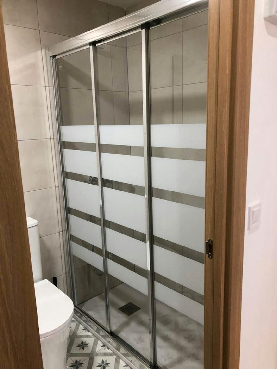 Bathroom of Flat to rent in  Valencia Capital  with Washing machine and TV