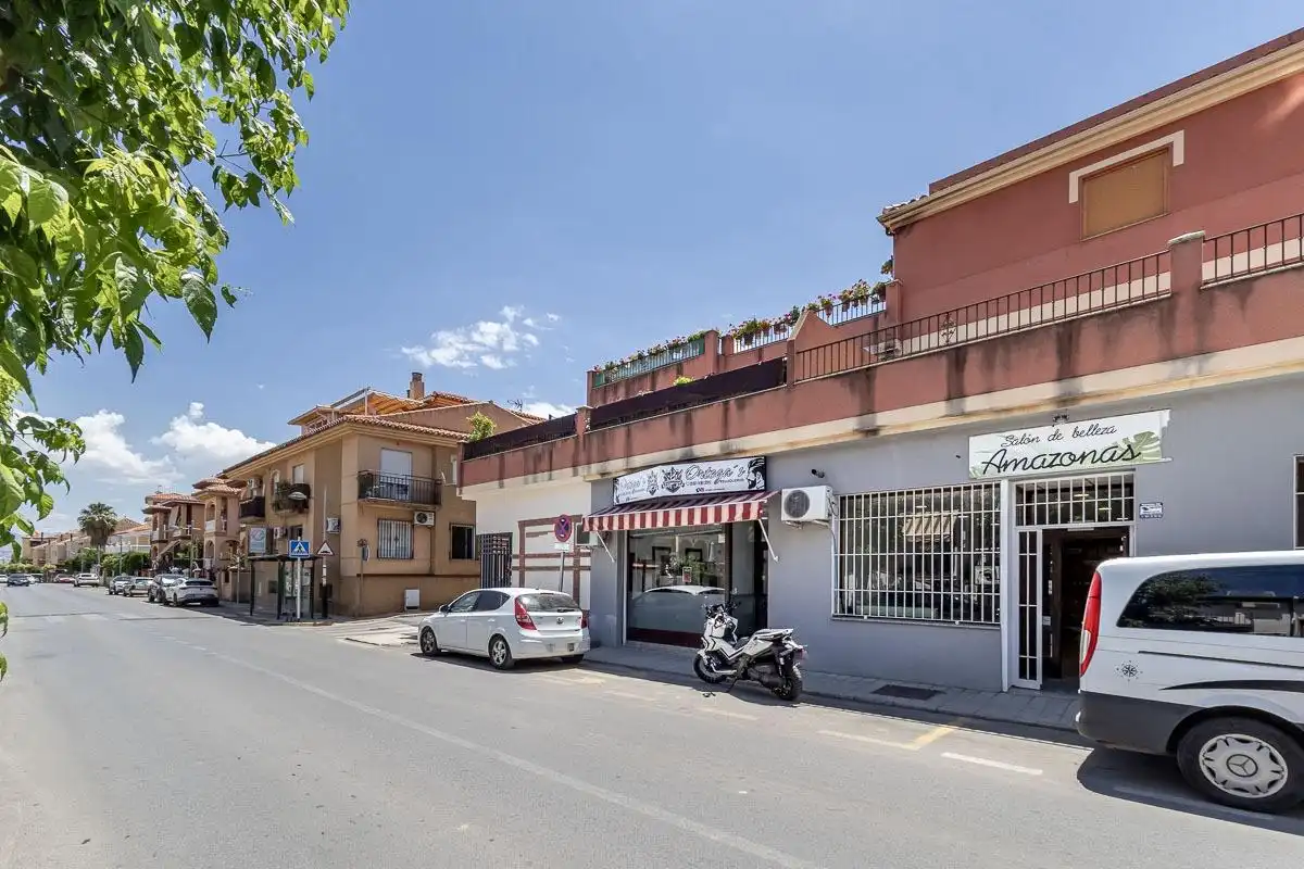 Vista exterior de Local en venda en Las Gabias amb Aire condicionat