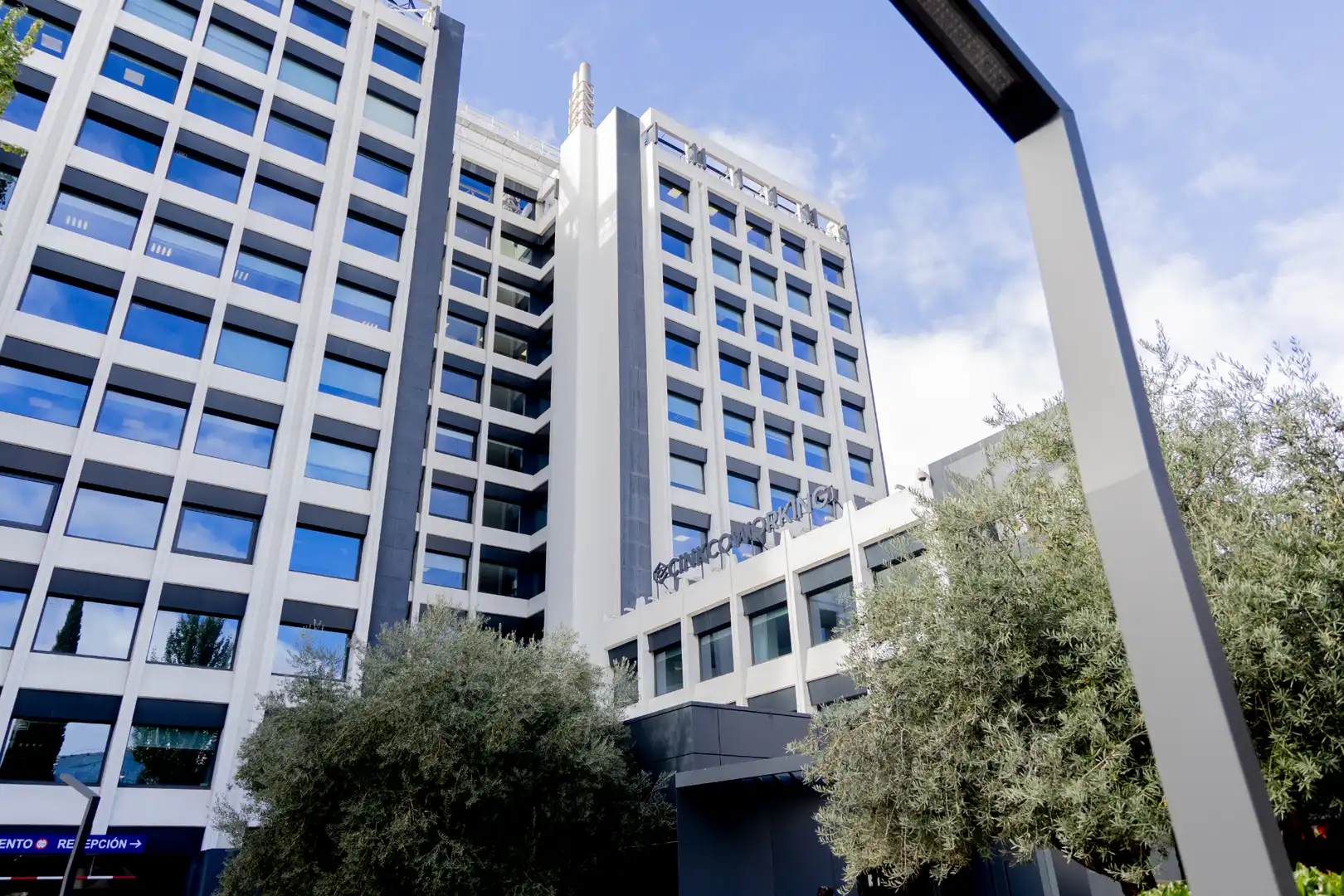 Vista exterior de Oficina de lloguer en Madrid amb Aire condicionat, Calefacció i Moblat