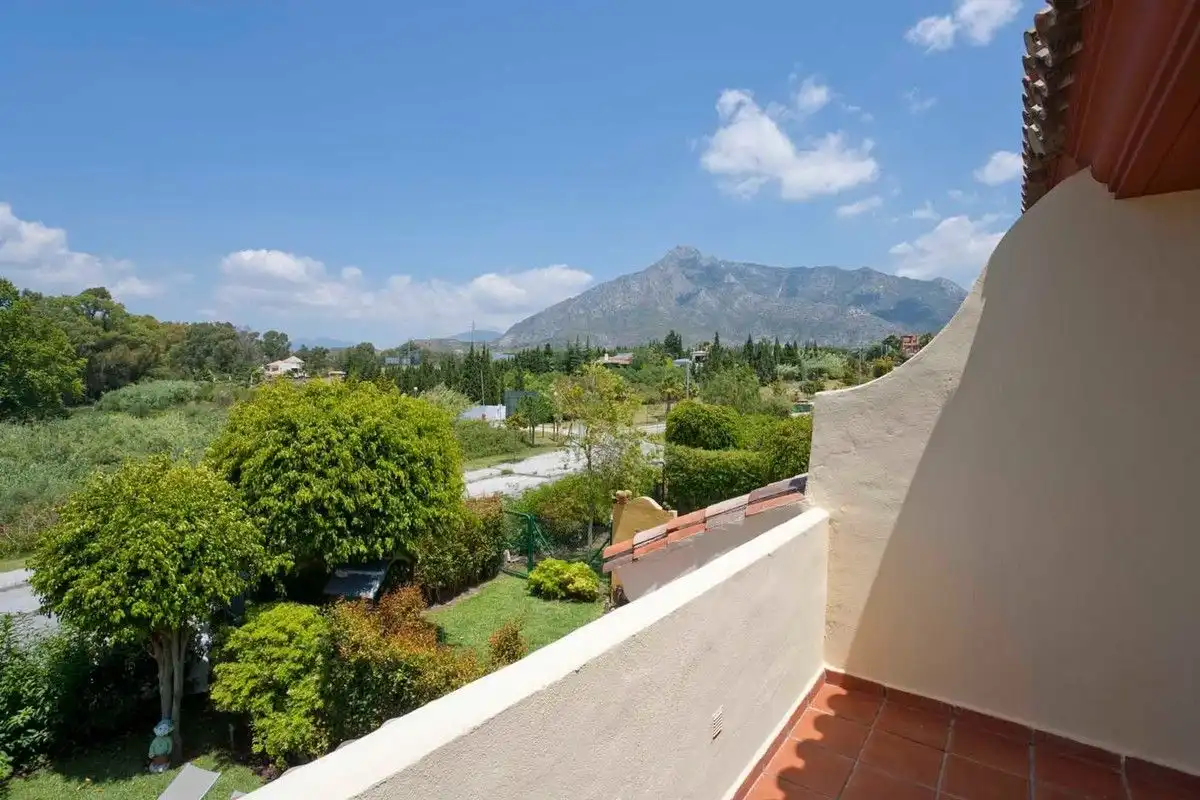 Vista exterior de Casa o xalet de lloguer en Marbella amb Aire condicionat, Jardí privat i Terrassa