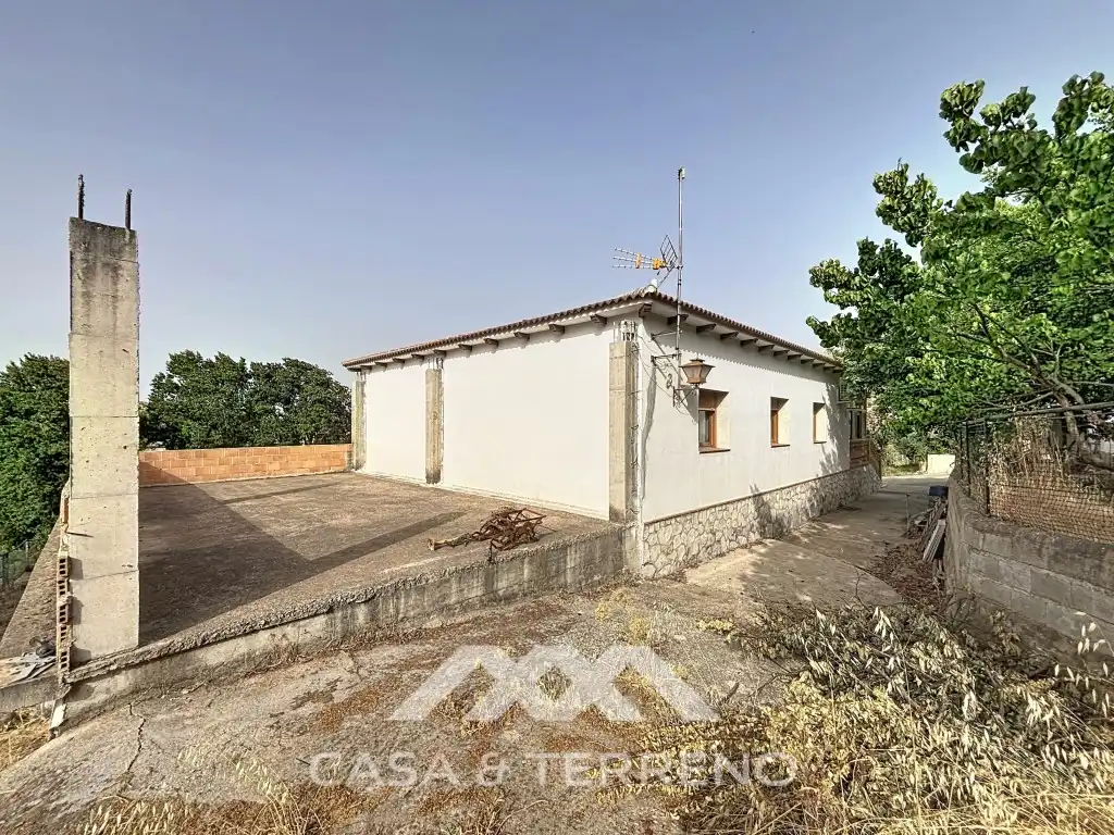 Vista exterior de Casa o xalet en venda en El Burgo amb Aire condicionat, Jardí privat i Moblat