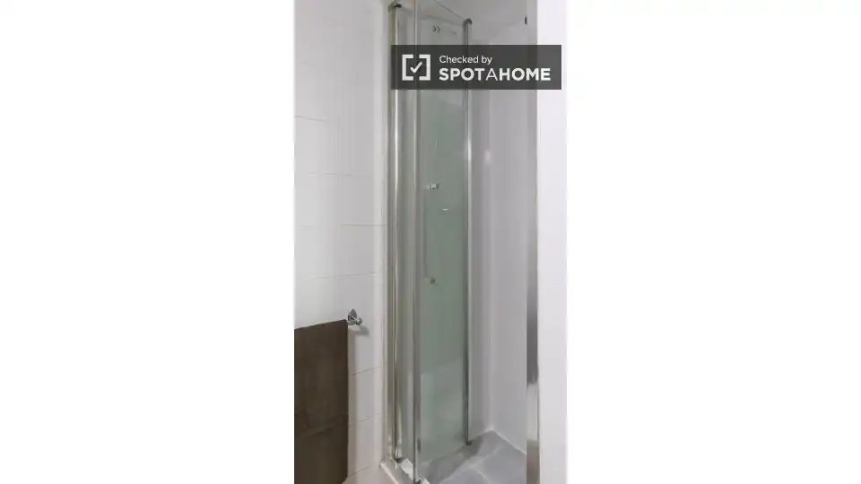 Bathroom of Study for share in Madrid  with Air Conditioner, Heating and Terrace