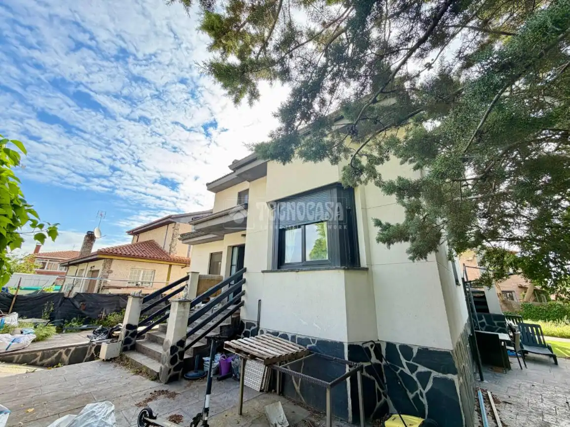 Vista exterior de Casa o chalet en venta en Serracines con Calefacción y Jardín privado