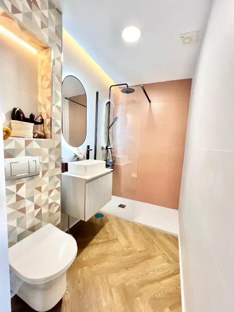 Badezimmer von Wohnungen zur Miete in Benalmádena mit Klimaanlage