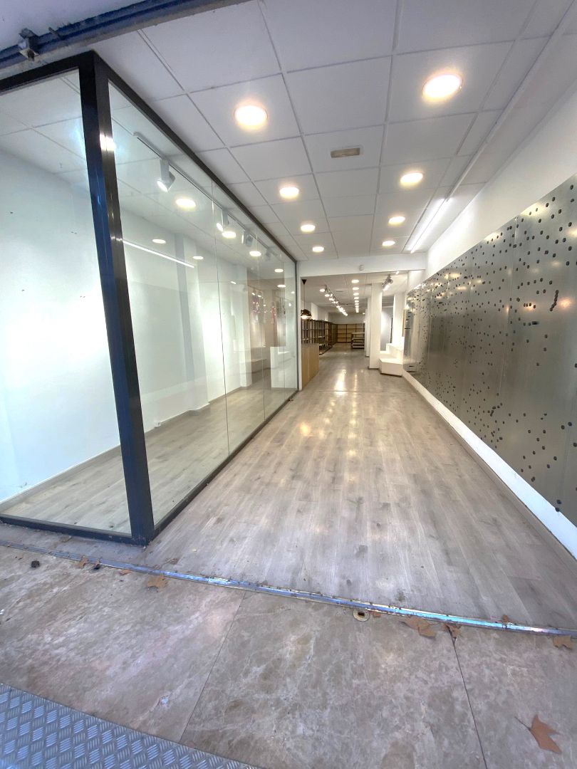 Local de alquiler en Plaça d'Enric Granados, Catalunya - Fontetes