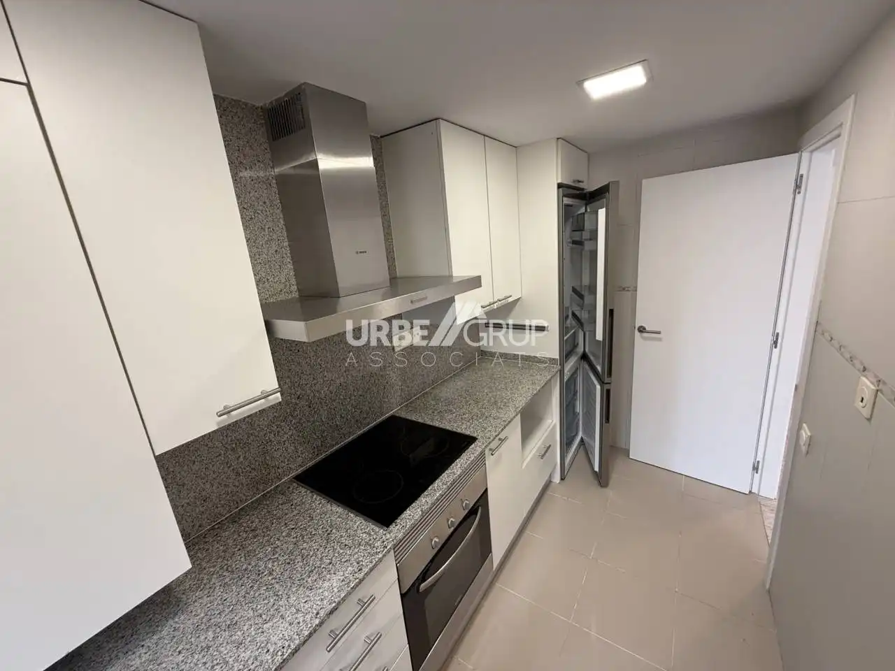 Cocina de Dúplex de alquiler en Terrassa con Aire acondicionado, Calefacción y Terraza