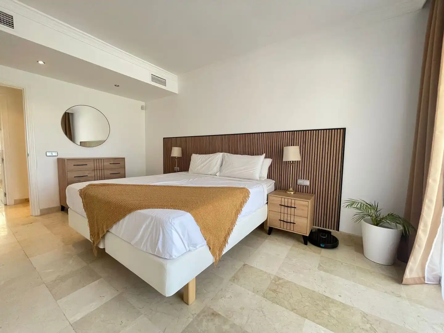 Habitación de Apartamento en venta en Benahavís con Terraza, Amueblado y Piscina comunitaria
