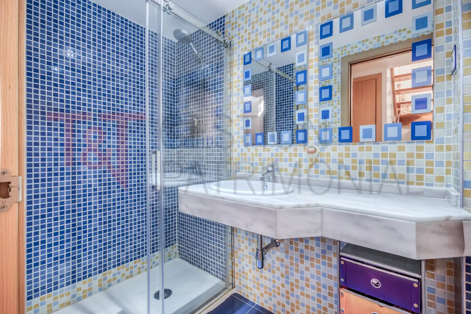 Badezimmer von Einfamilien-Reihenhaus zum Verkauf in El Masnou mit Klimaanlage, Heizung und Terrasse