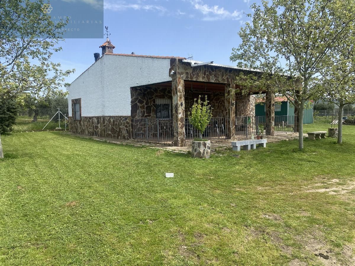 Vista exterior de Finca rústica en venda en Mirandilla amb Calefacció