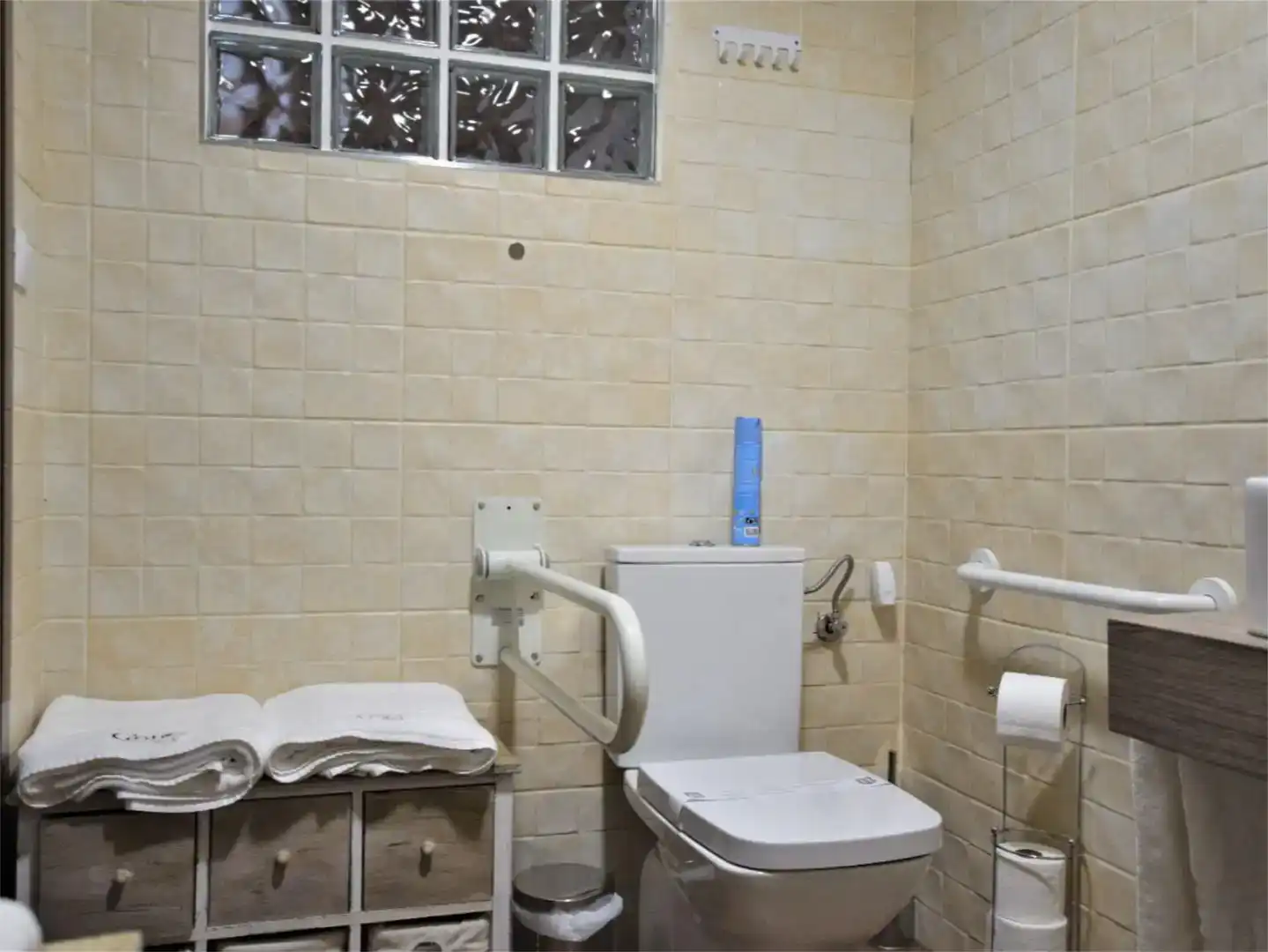 Baño de Piso de alquiler en Cubla con Aire acondicionado, Jardín privado y Amueblado