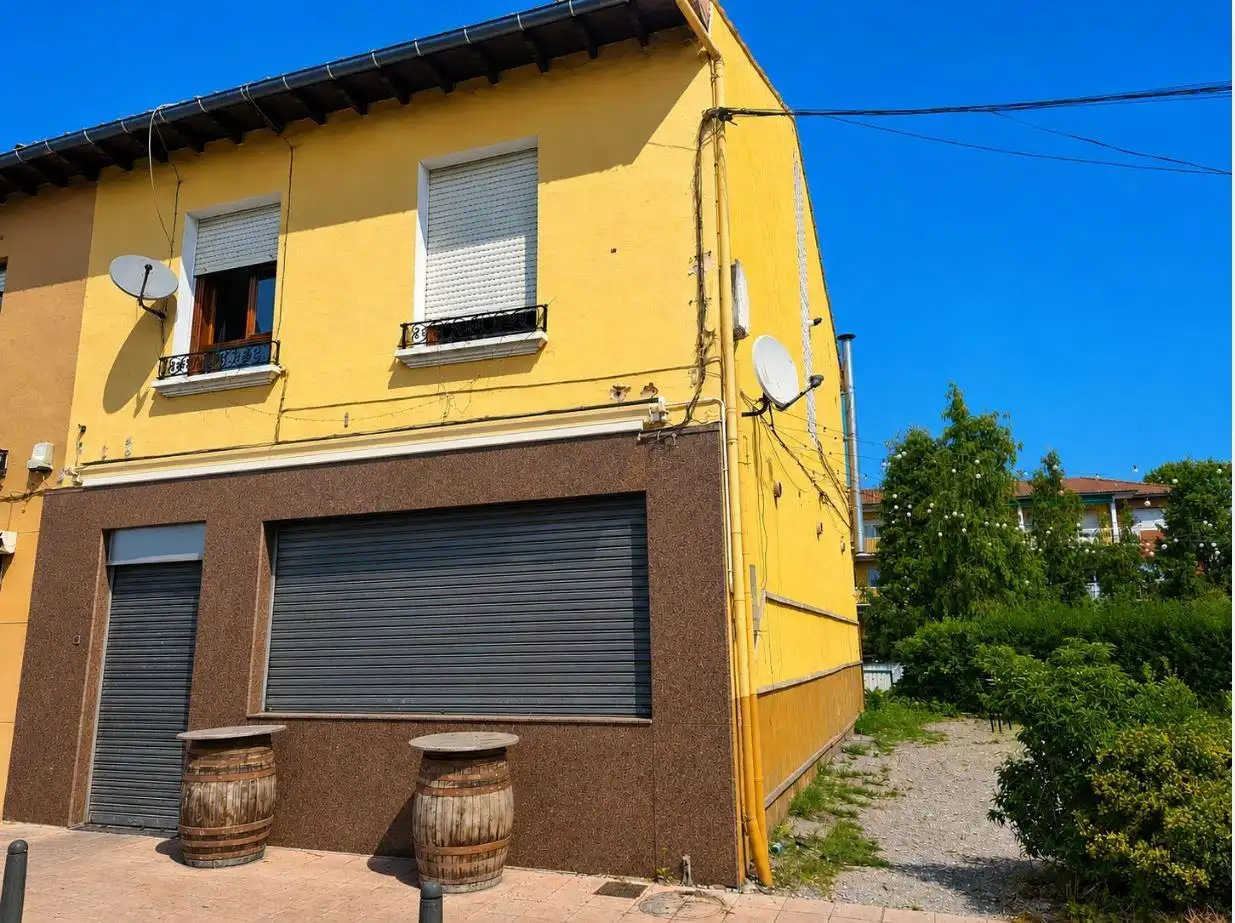 Vista exterior de Casa o xalet en venda en Torrelavega  amb Calefacció, Terrassa i Traster
