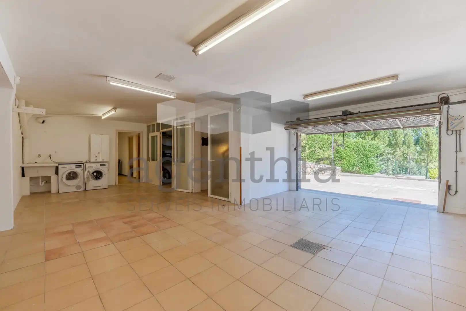 Parking of Houses for sale in Quart  with Air Conditioner, Heating and Terrace