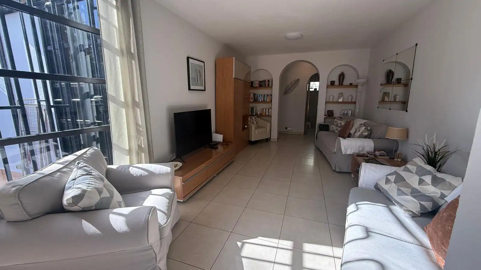 Wohnzimmer von Erdgeschoss zum Verkauf in Arona mit Privatgarten, Terrasse und Abstellraum