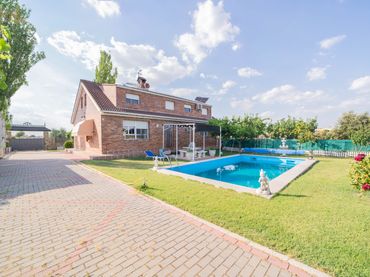 Detached house with balcony for sale in Calle Jazmín 4