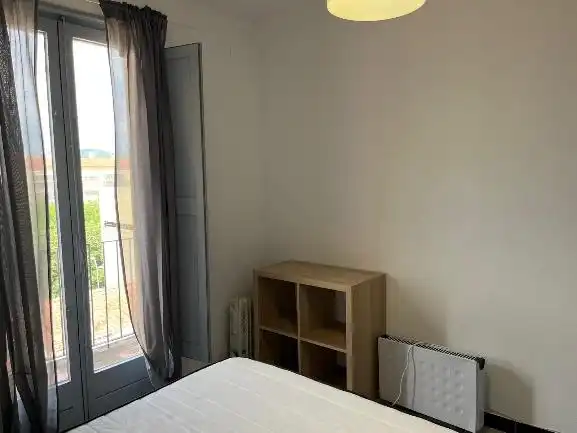 Dormitori de Pis de lloguer en Girona amb Calefacció, Moblat i Forn