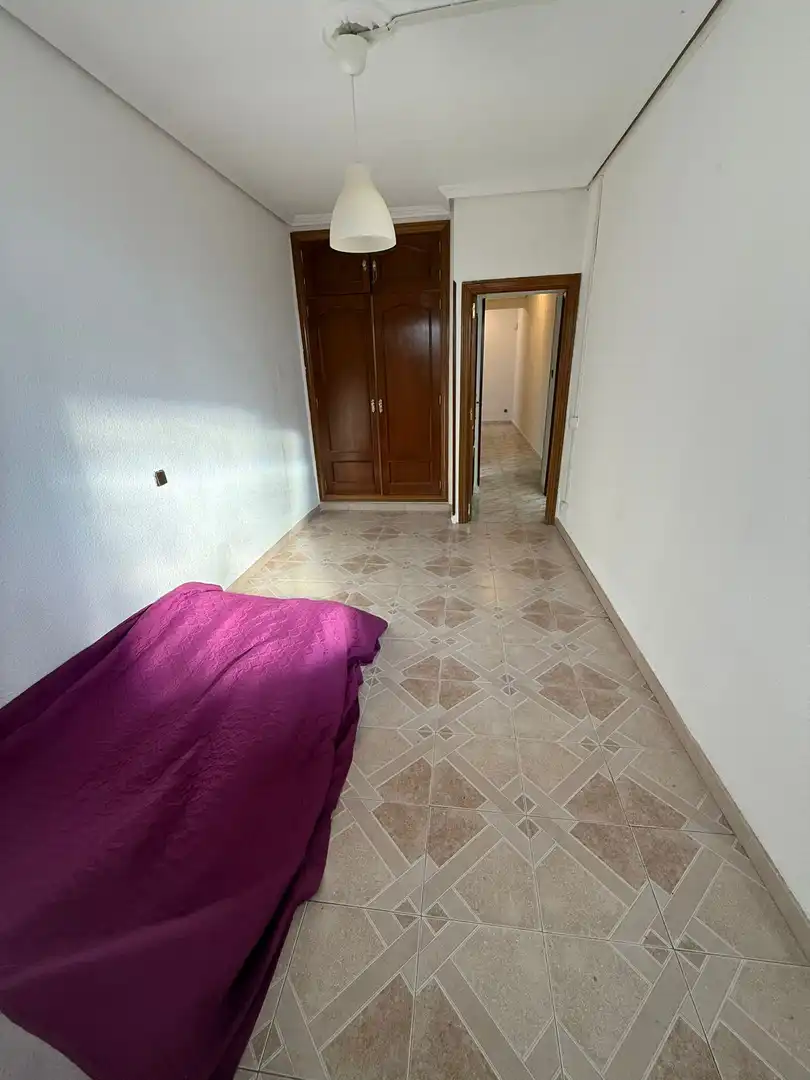 Habitación de Piso en venta en Madrid con Terraza y Alarma