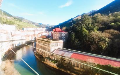 Vista exterior de Pis en venda en Soraluze / Plasencia de las Armas amb Parquet i Balcó