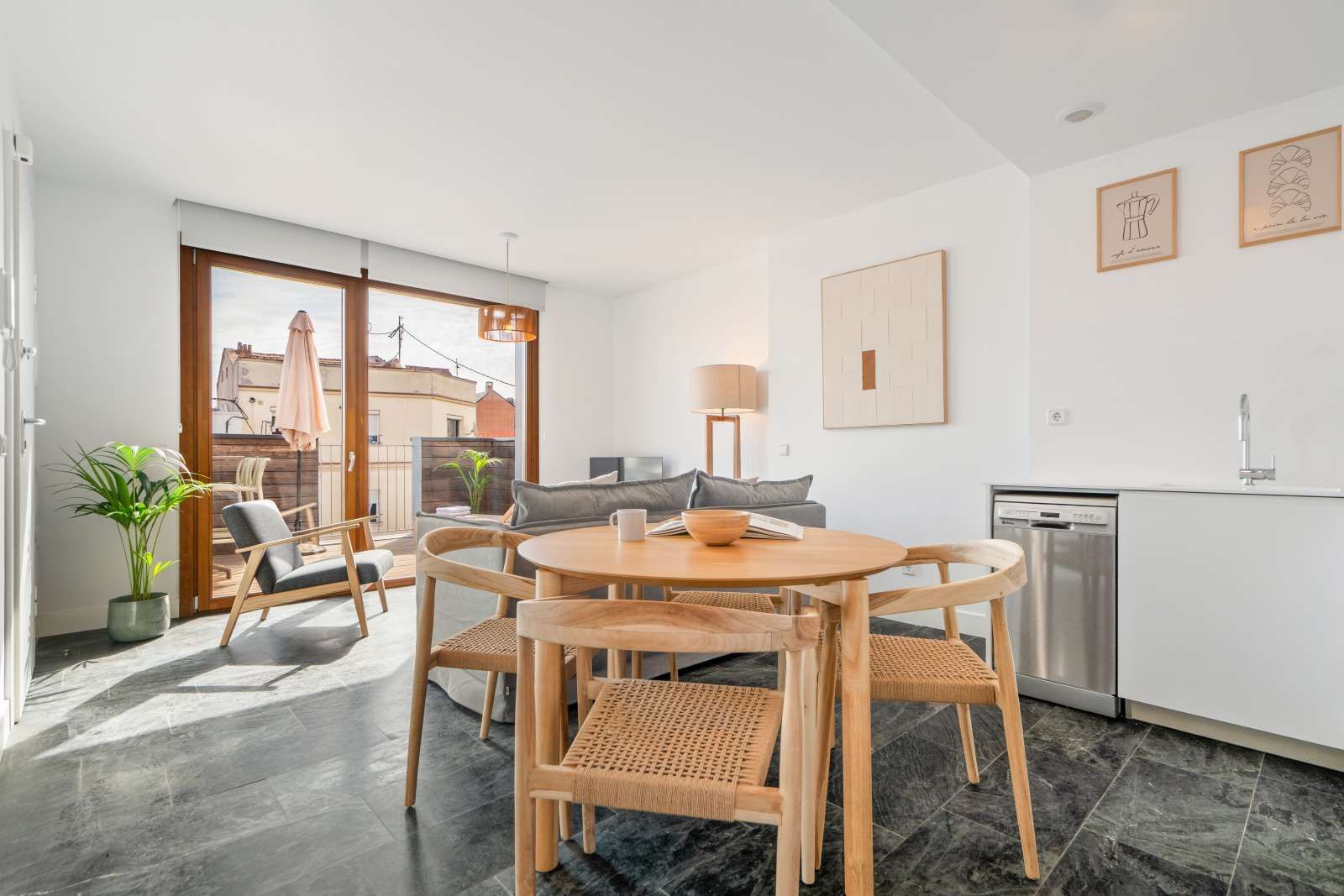 Comedor de Apartamento para compartir en  Madrid Capital con Aire acondicionado, Terraza y Amueblado