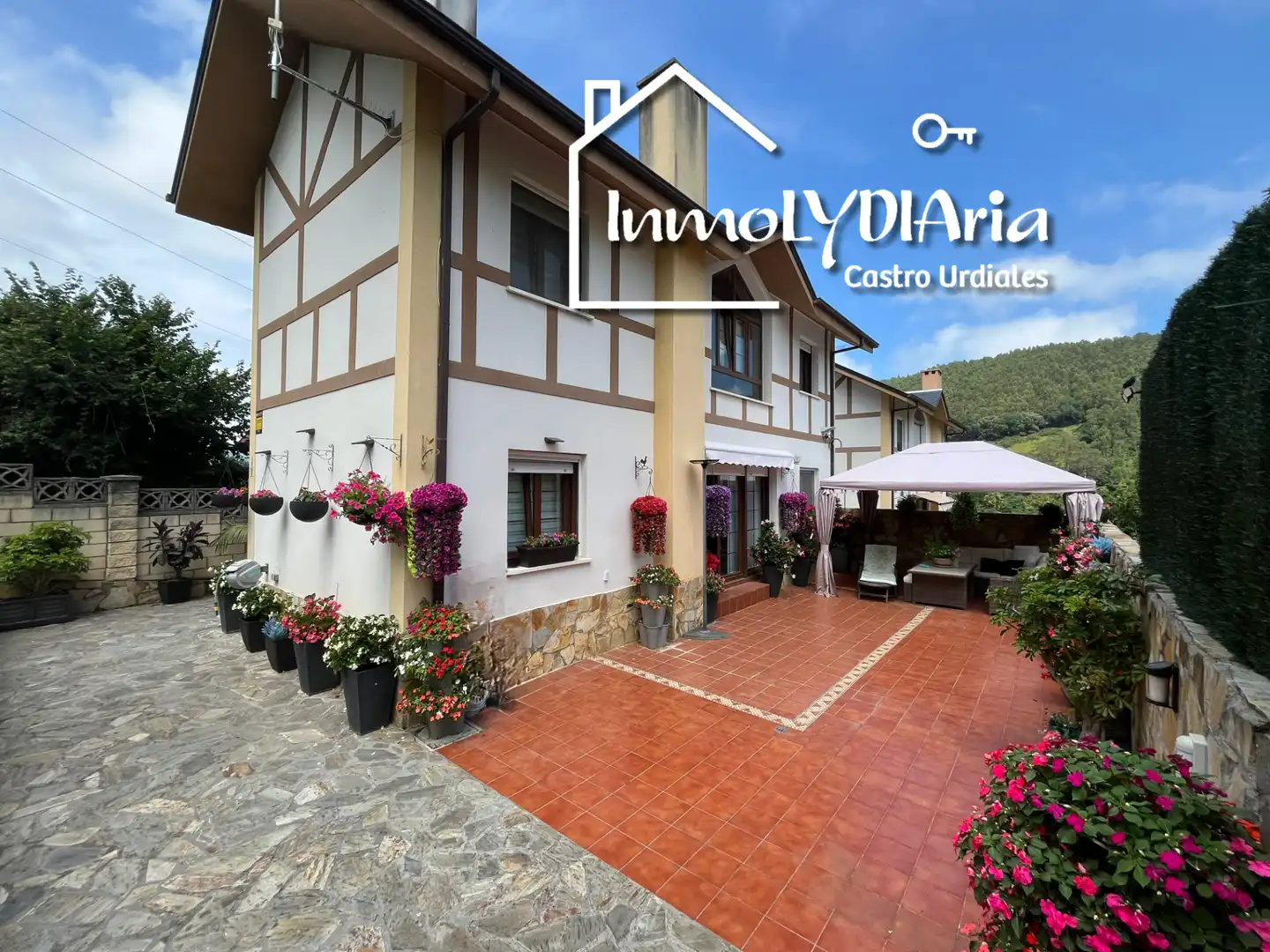 Vista exterior de Casa o xalet en venda en Castro-Urdiales amb Aire condicionat, Calefacció i Jardí privat