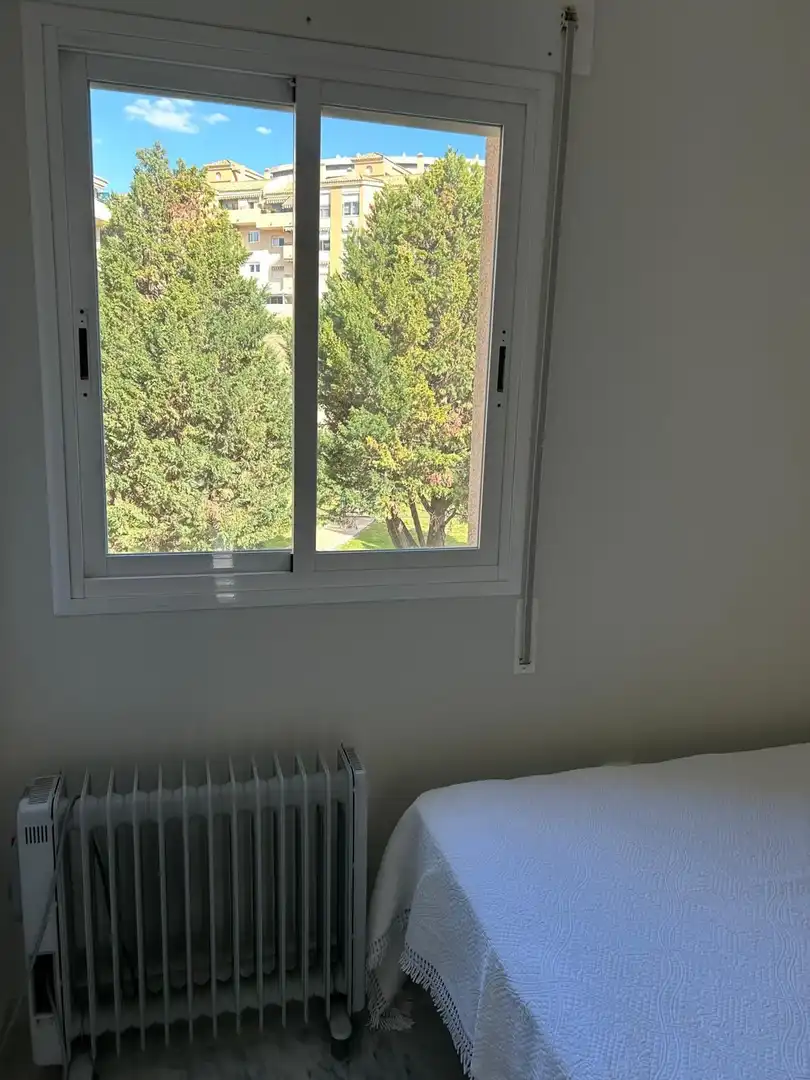 Dormitori de Pis de lloguer en Málaga amb Aire condicionat, Terrassa i Piscina comunitària