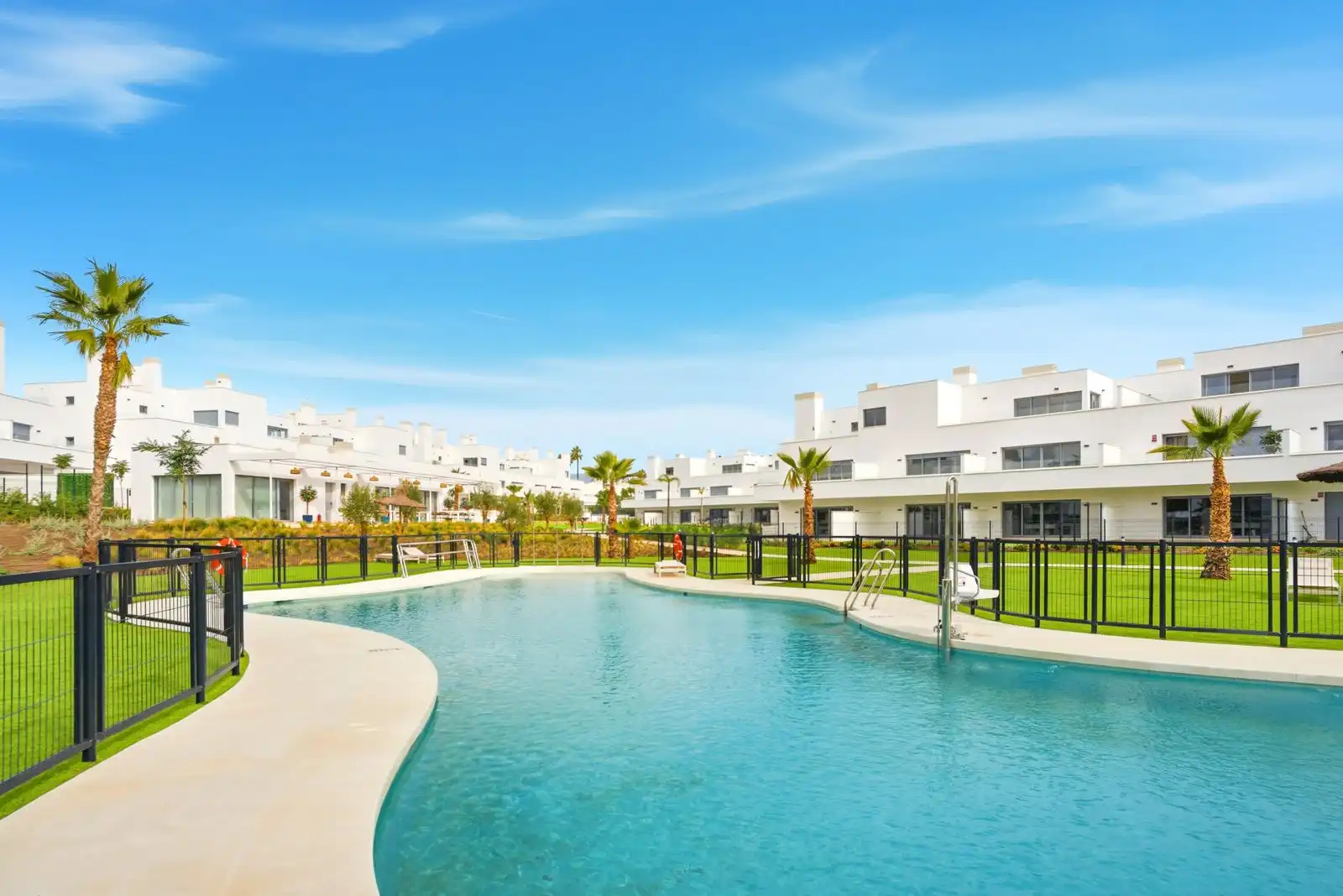 Vista exterior de Pis en venda en Estepona amb Aire condicionat, Terrassa i Piscina comunitària