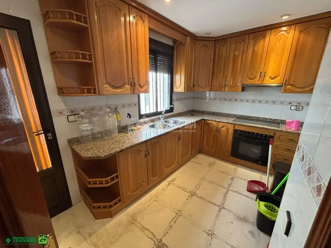 Cuina de Casa adosada en venda en Granátula de Calatrava amb Aire condicionat