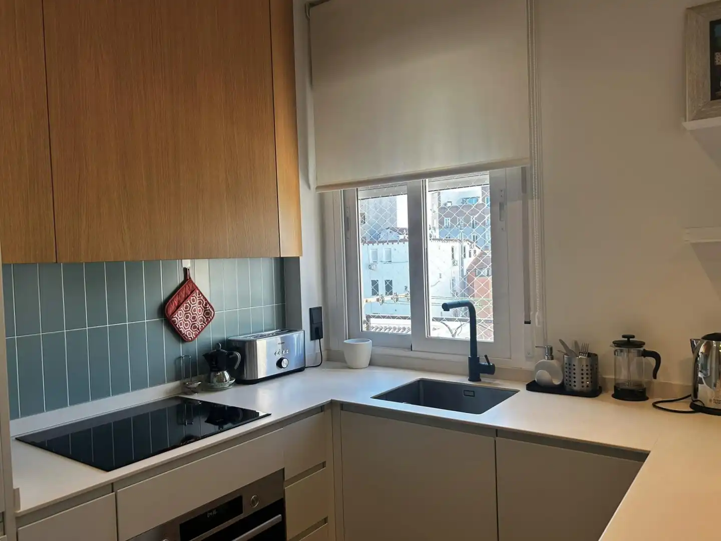 Cuina de Apartament de lloguer en Madrid amb Aire condicionat, Calefacció i Moblat