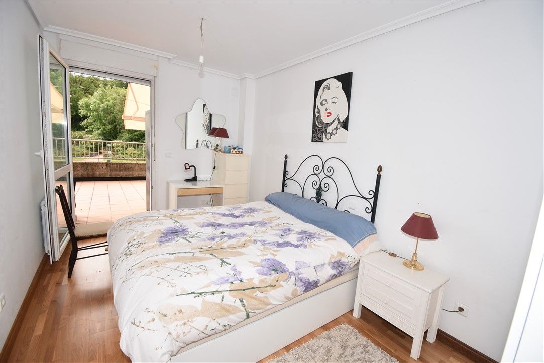 Dormitori de Planta baixa en venda en Hazas de Cesto amb Parquet, Terrassa i Piscina comunitària